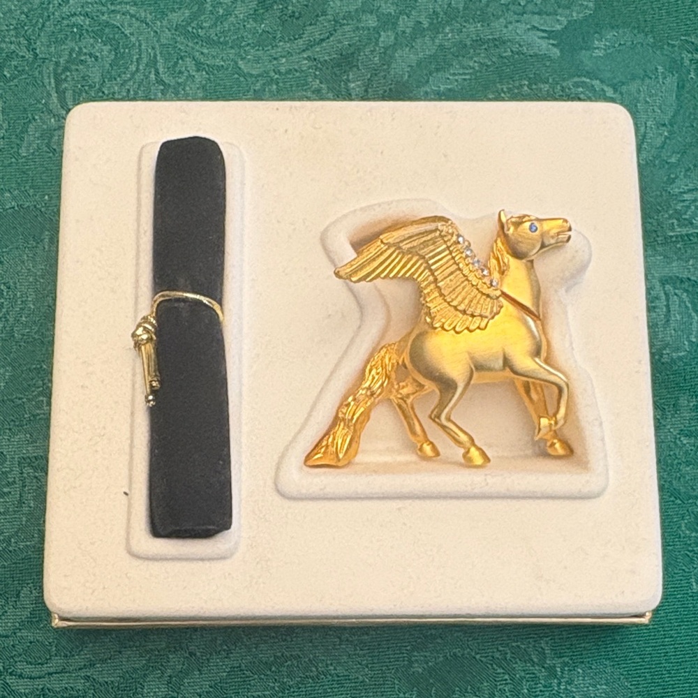 NEW Estée Lauder Intuition Pegasus Compact